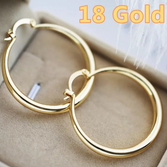 Jewelry - 🎀18k Gold Hoops